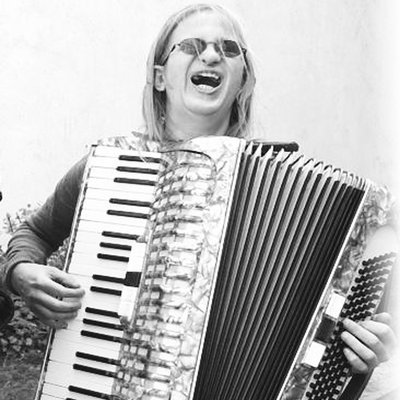 Sigrun mit Akkordeon.jpg